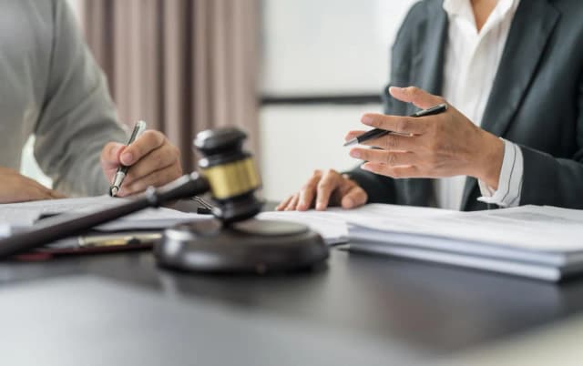 Czy nakaz zapłaty jest wyrokiem? Odkryj kluczowe różnice prawne