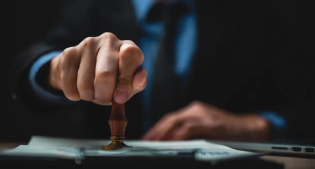 Czy sąd wysyła postanowienie o nabyciu spadku? Sprawdź, jak to działa